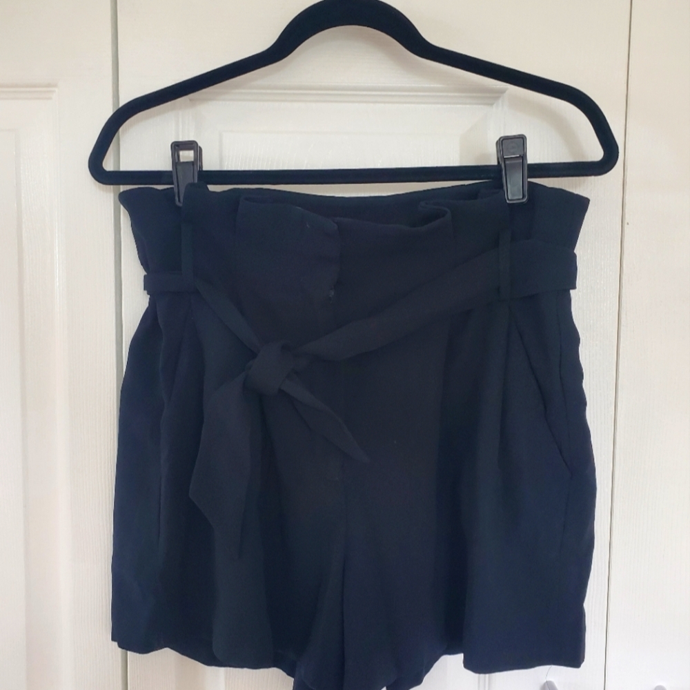 Aritzia Black Belted Short size 12